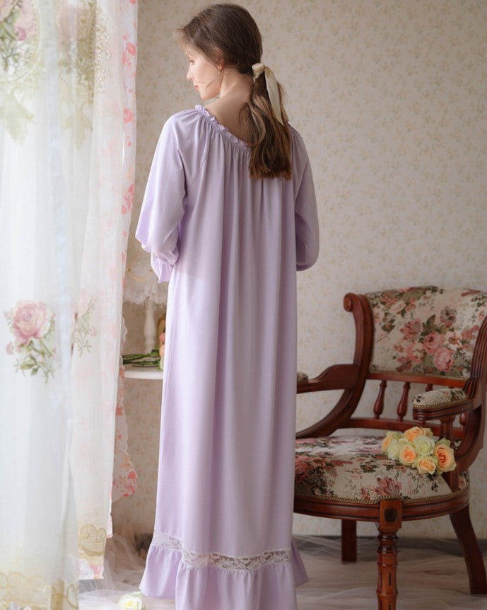 レースとフリルのお姫様のコットンネグリジェ