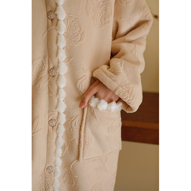 フリースお花ボタンと丸襟のふわふわガウン