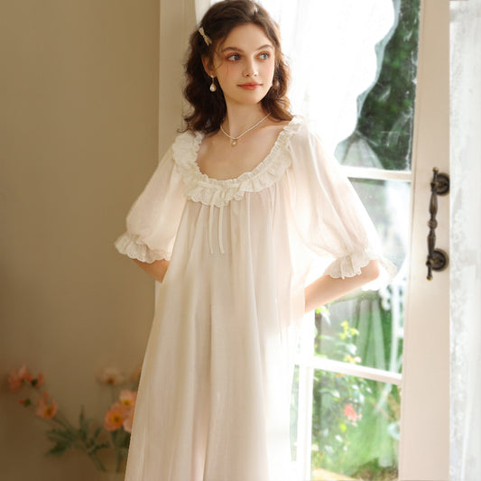 フリルネックのふんわりコットンネグリジェの正面