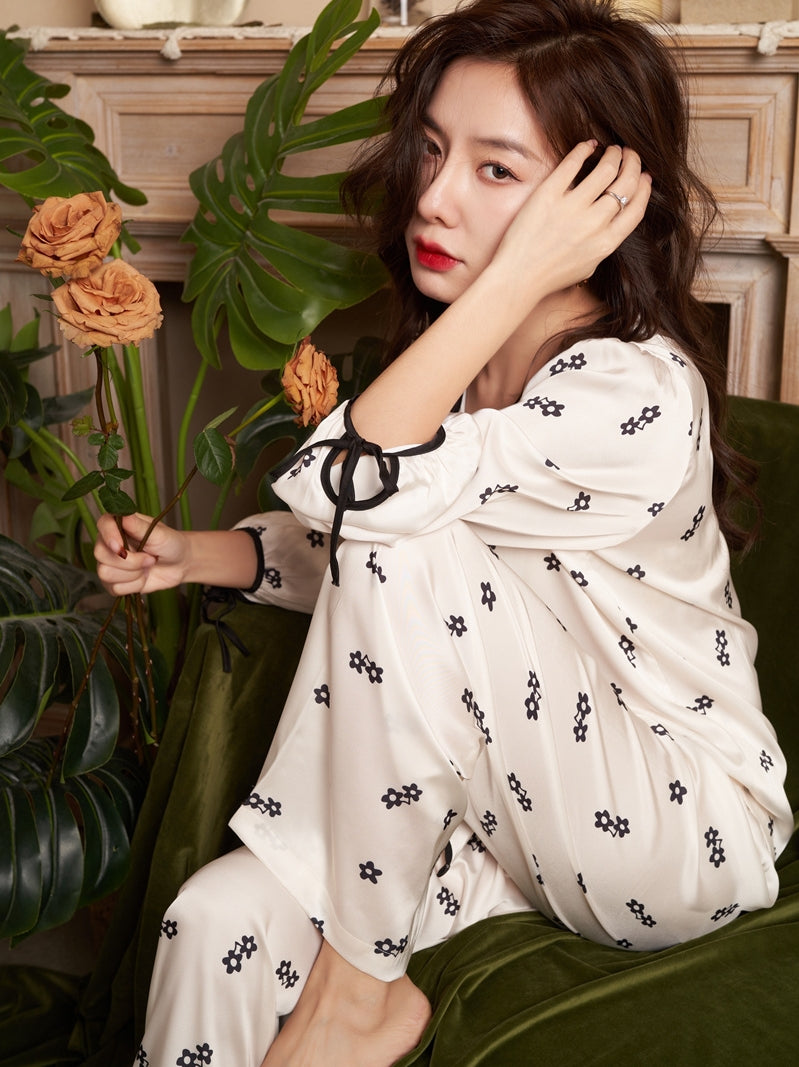 サテンシフォンラウンドネックの小花のパジャマ