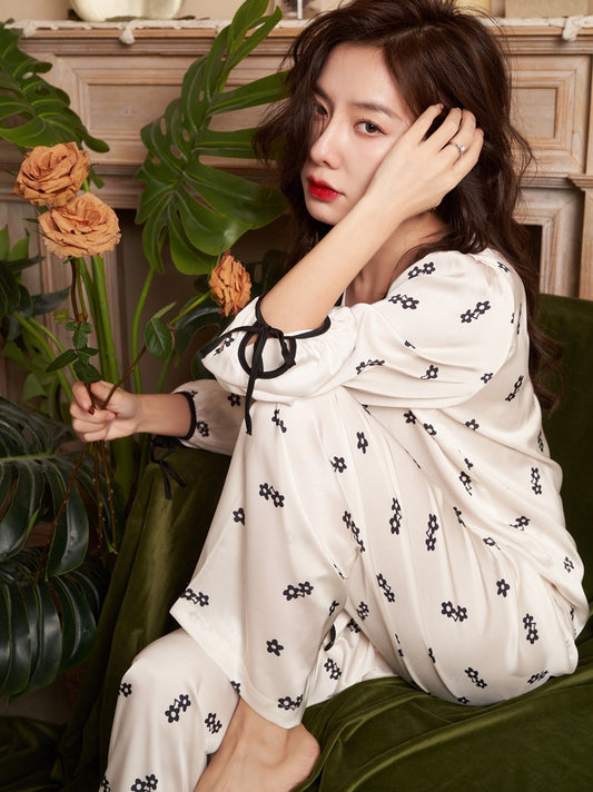 サテンシフォンラウンドネックの小花のパジャマ