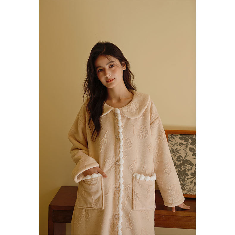 フリースお花ボタンと丸襟のふわふわガウン