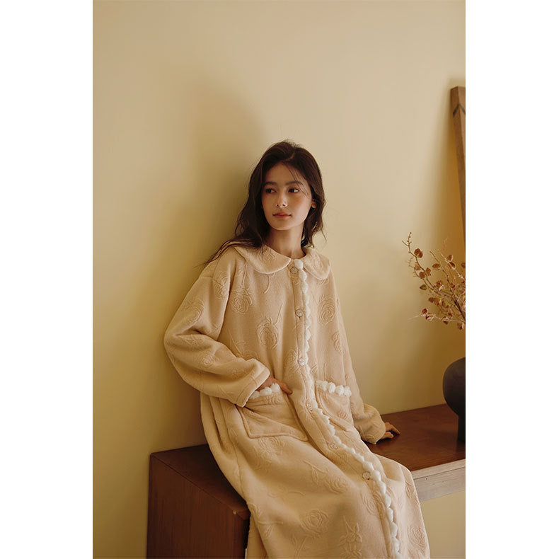 フリースお花ボタンと丸襟のふわふわガウン