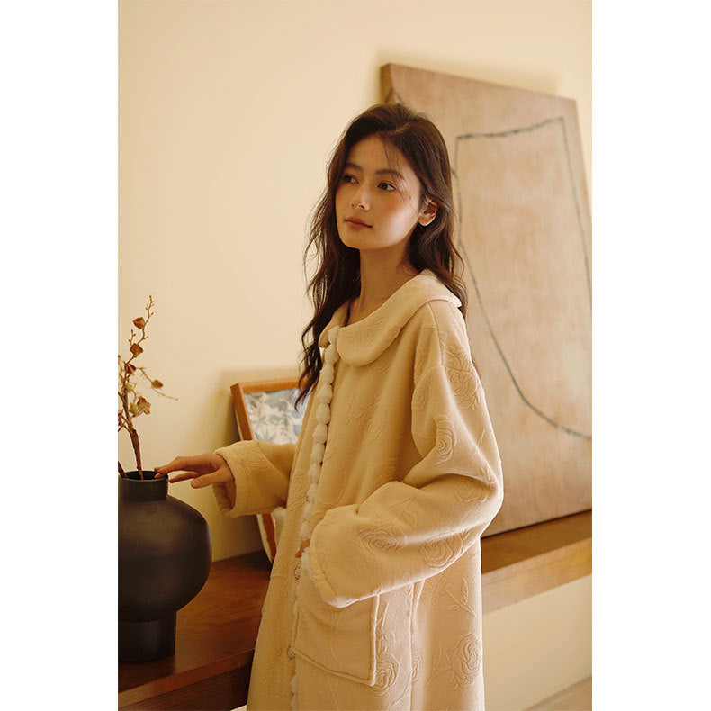 フリースお花ボタンと丸襟のふわふわガウン