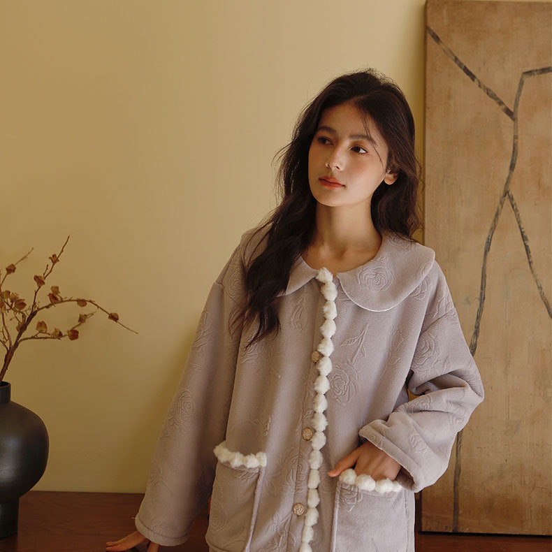 フリースお花ボタンと丸襟のふわふわガウン