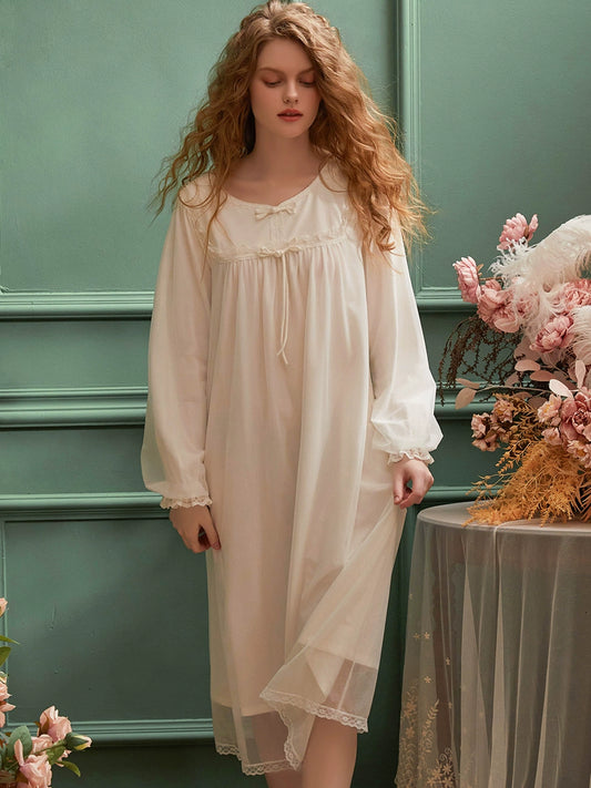 バックルとフリルのふんわりネグリジェ